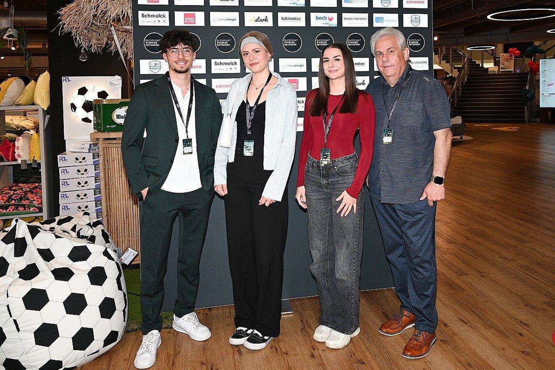 Angelos Richter, Elisabeth Siejak und Anica Reif mit Markus Mayer,
                    Geschäftsführer und Gründer der Balneotec GmbH